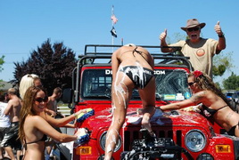 Del's Jeep getting a landuse car wash